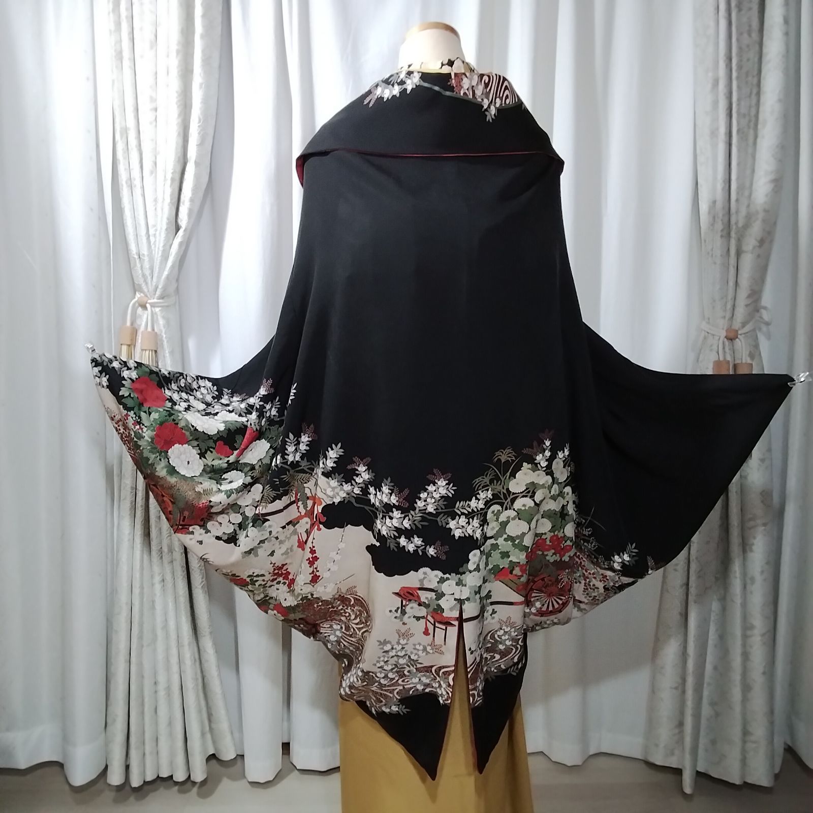 和洋折衷で使える 正絹リバーシブルモモンガコート 羽織紐とブローチ