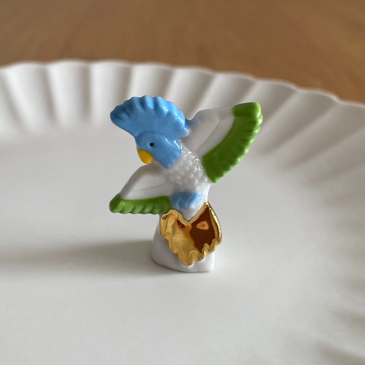 青い鳥のフェーブ／フランス雑貨／陶器ミニチュア／インコ／オウム