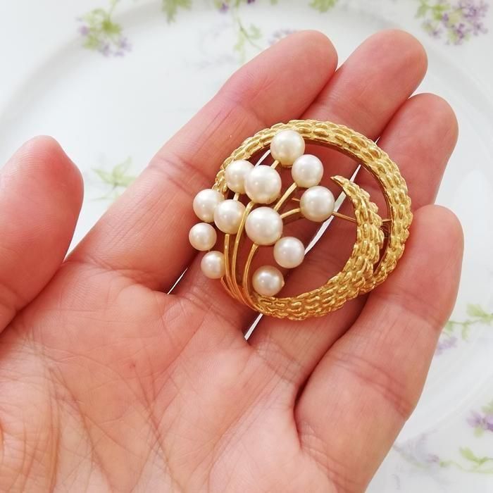 Trifari ヒイラギブローチゴールド パール ケース付き Trifari