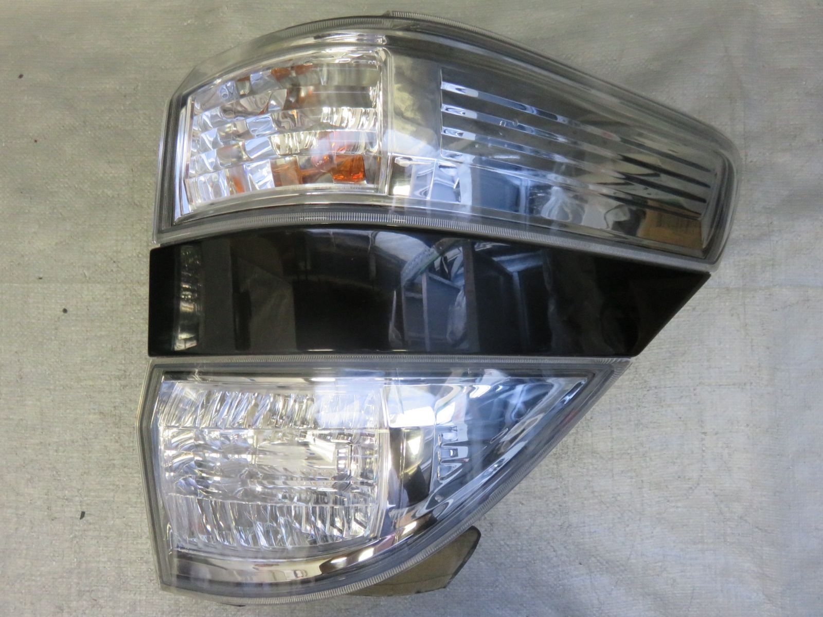 トヨタ20系ヴェルファイア前期 純正テールランプ 左クオーター側