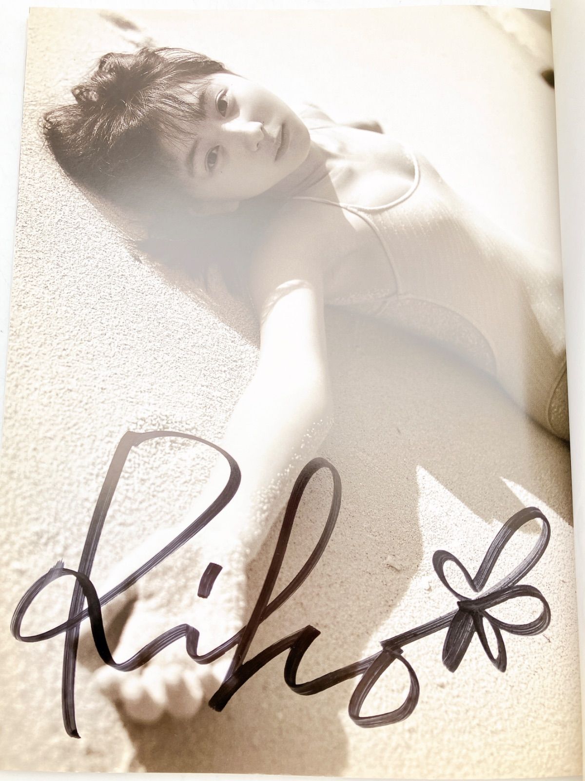 直筆サイン入り】初版 飯田里穂 サード写真集 遠泳 - メルカリ