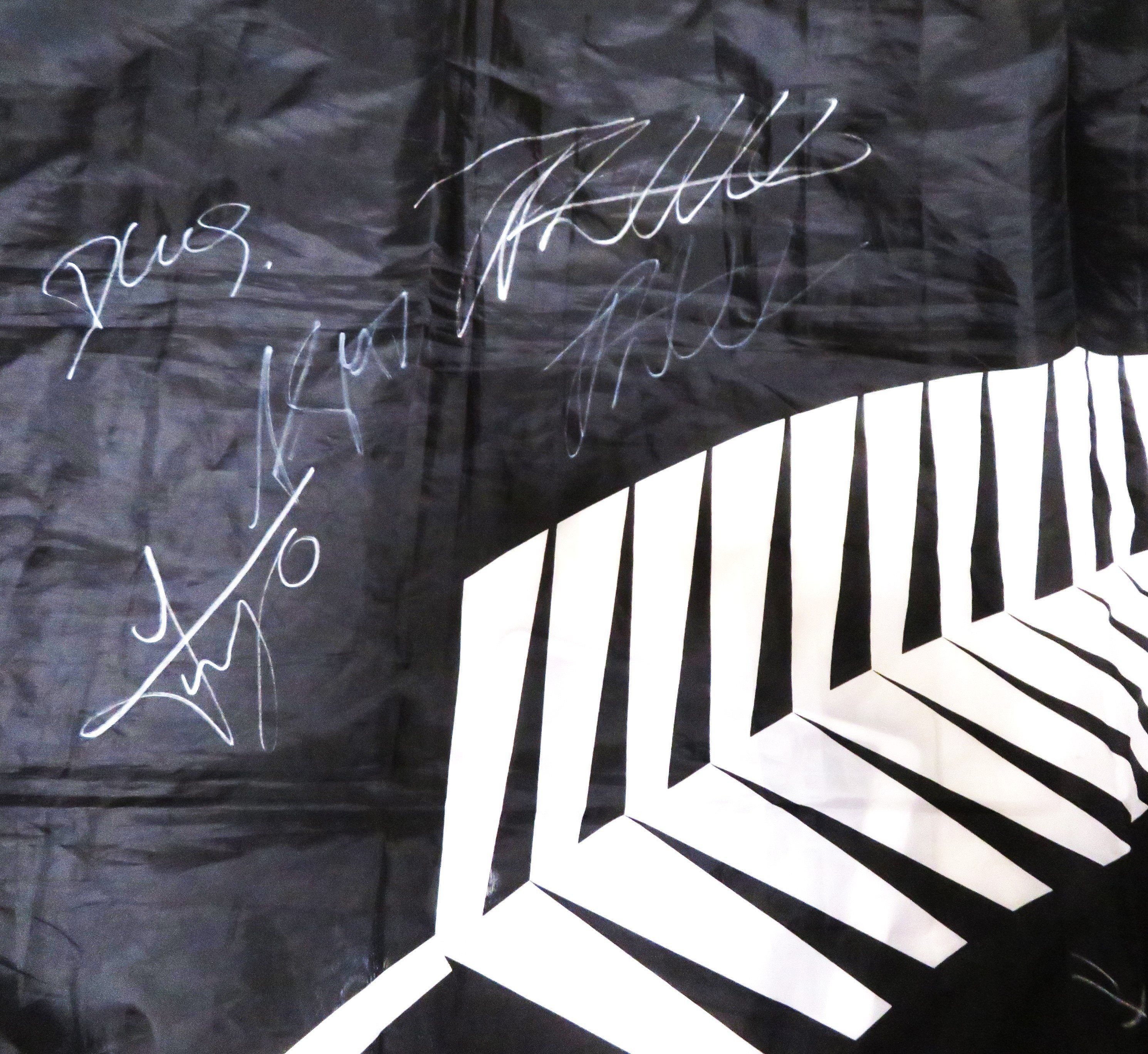 ニュージーランドの「マハラジャ」から託された旗にサインを集める旅