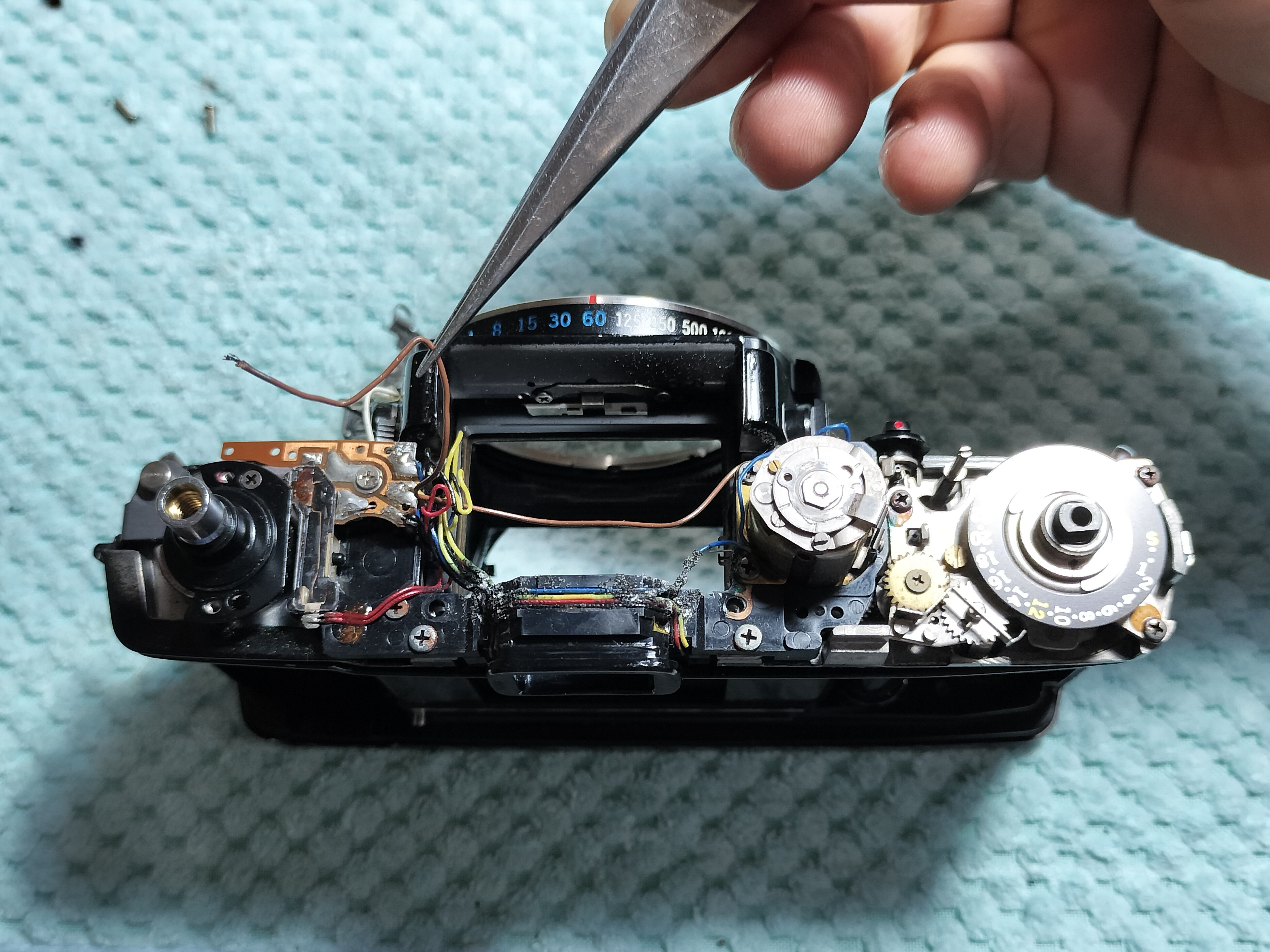 Olympus OM-1 露出計の交換｜フィルムカメラ修理のアクアカメラ