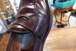 Alden（オールデン）ローファーのコードバンが裂けた部分を革をあてて