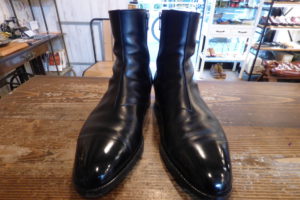 LEVER（リーバー）サイドジップブーツの靴底カカト部分を金属製