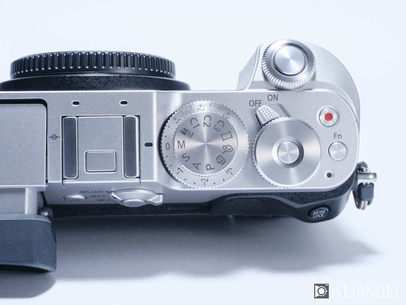 デザインと機能が両立したミラーレスカメラ「Panasonic LUMIX GX8」を