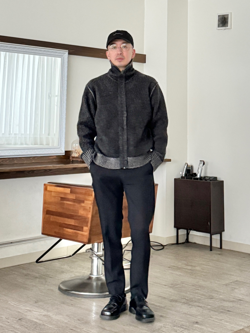 スフレヤーンリブフルジップセーター、タックワイドパンツ」の着用