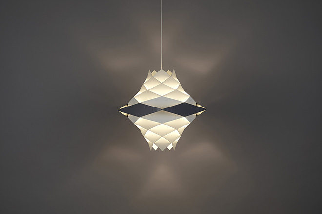 光の彫刻のような美しい陰翳北欧の名作ライトが約50年の時を経て復活