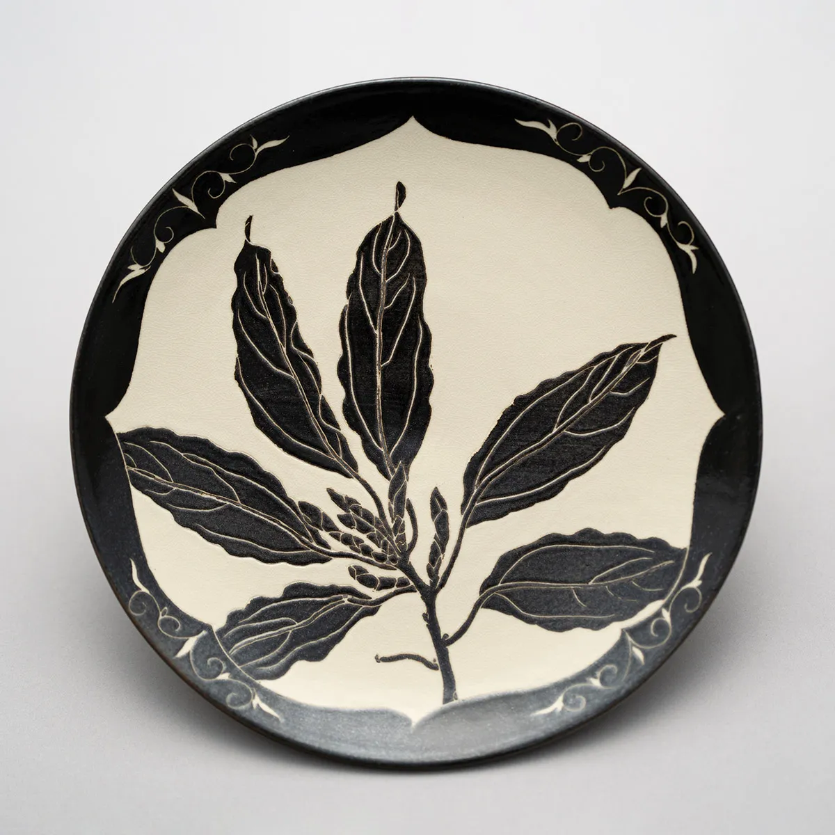 唐津白地黒掻落し葉文皿 | ARTerrace