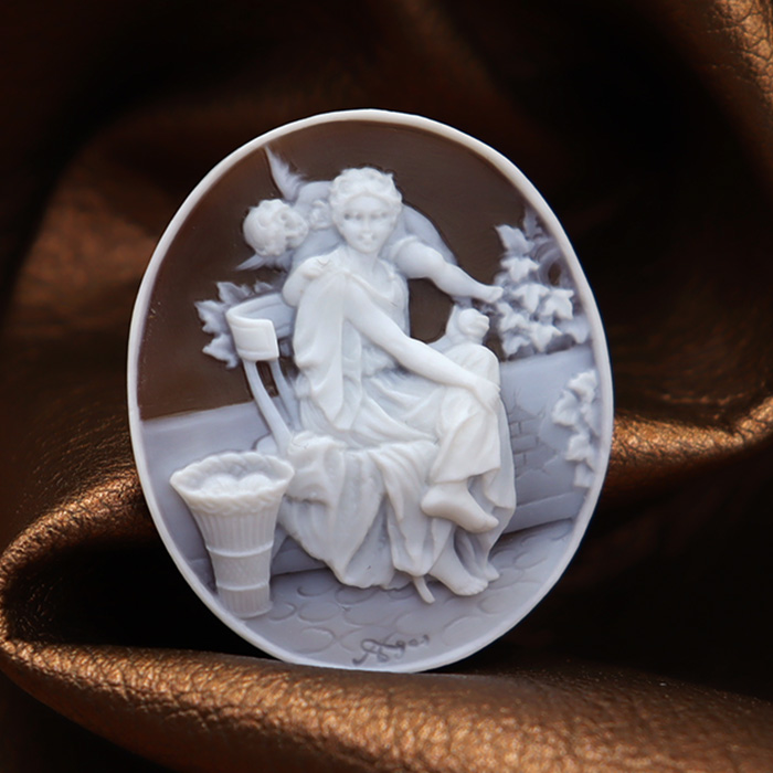 イタリアのカメオ彫刻家アゴスティーノ氏の特別なカメオ作品をご紹介し