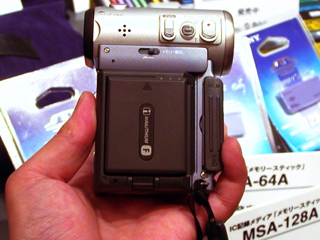 ソニー、新規格「MICROMV」採用の小型ビデオカメラ