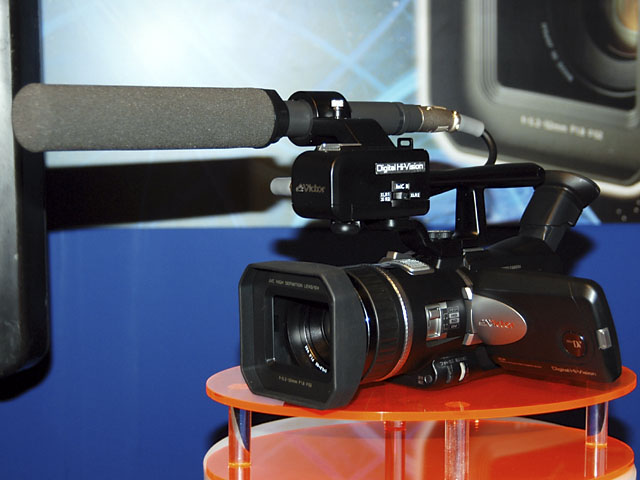 ビクター、世界初の民生用ハイビジョンカメラ