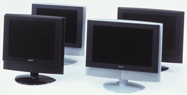 ソニー、ハイビジョンに対応したワイド17V型の「液晶WEGA」