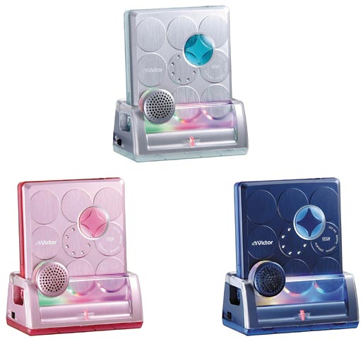 ビクター、充電スタンドが虹色に光るポータブルMDプレーヤー