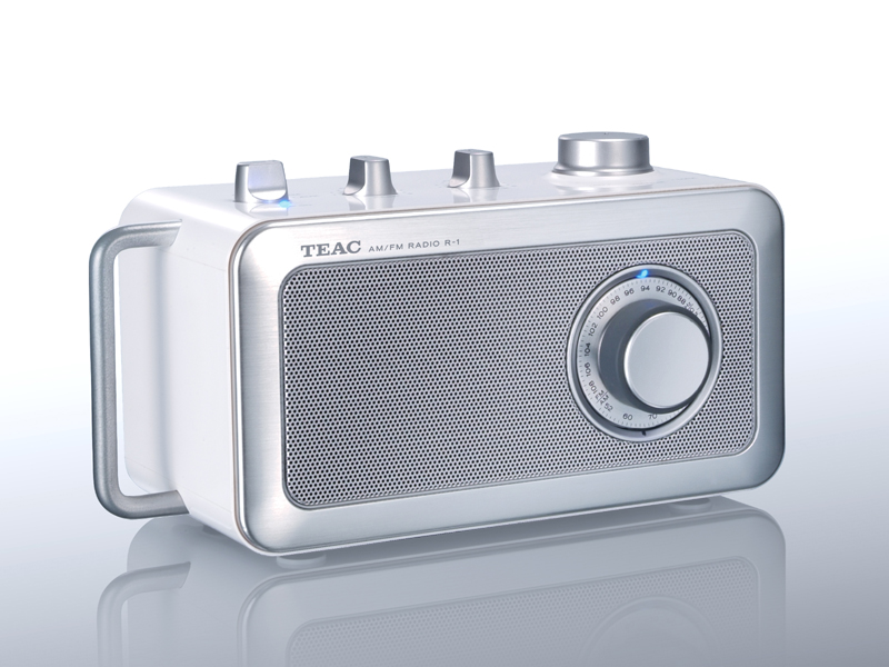 ティアック、レトロデザインのポータブルAM/FMラジオ