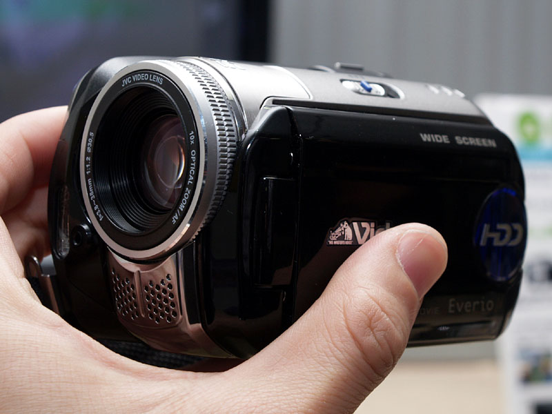 ビクター、F1.2レンズを搭載したHDDカメラ新「Everio」