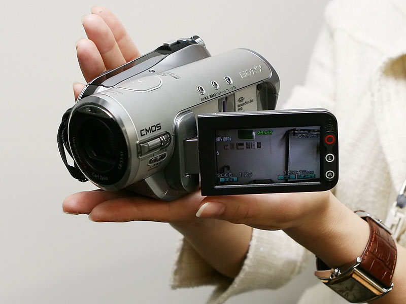 ソニー、HDMI装備の小型・軽量HDVカメラ「HDR-HC3」