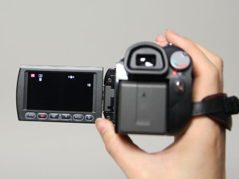 パナソニック、フルHD 3板式を採用したビデオカメラ