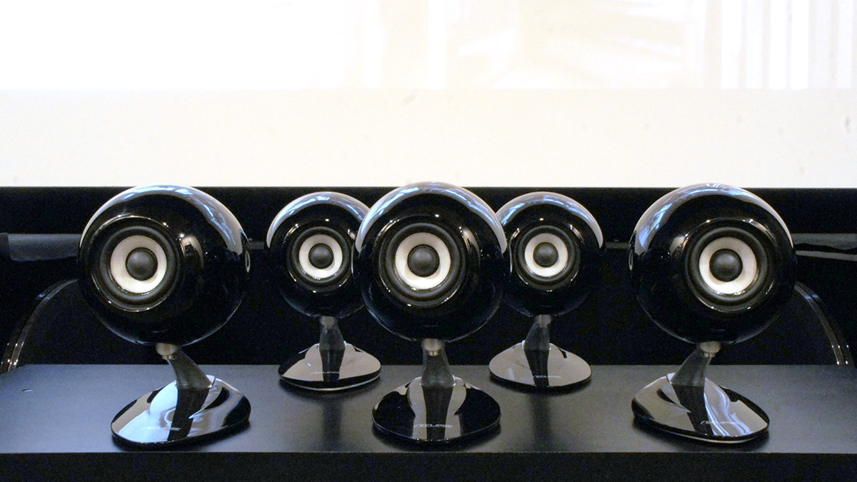 鳥居一豊の「良作×良品」】小さな卵スピーカーで驚異の空間再現