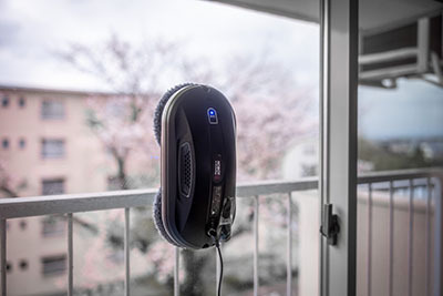 AIで窓拭き革命！ 自動で水拭きしてくれる掃除ロボット「HOBOT388」が