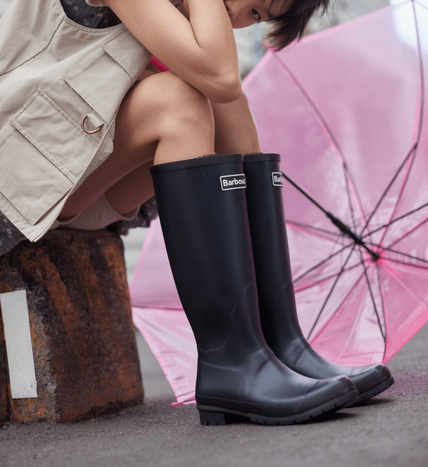 相棒は〈バブアー〉のレインブーツ。晴れやかな気持ちで過ごす雨の日