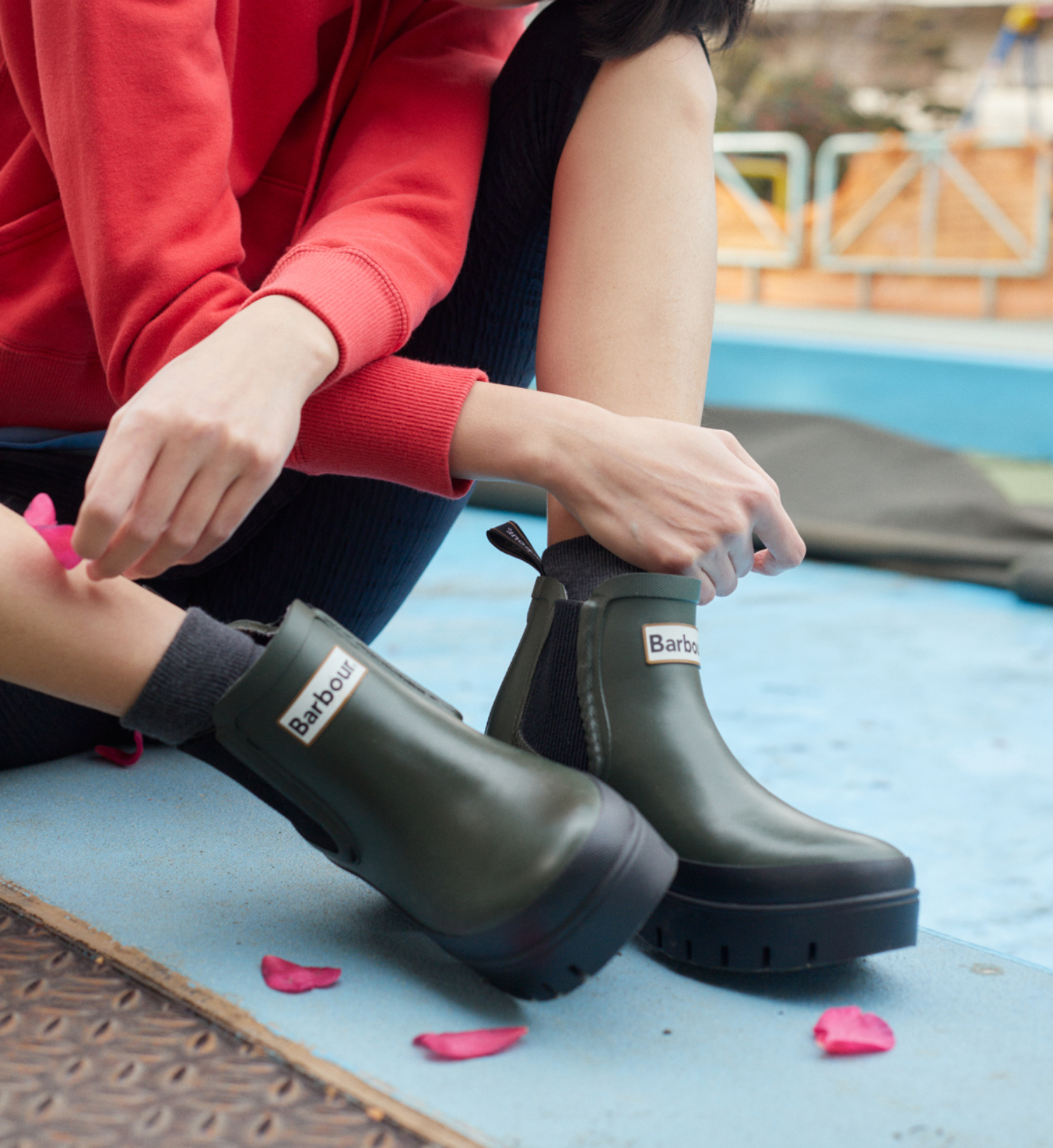 相棒は〈バブアー〉のレインブーツ。晴れやかな気持ちで過ごす雨の日