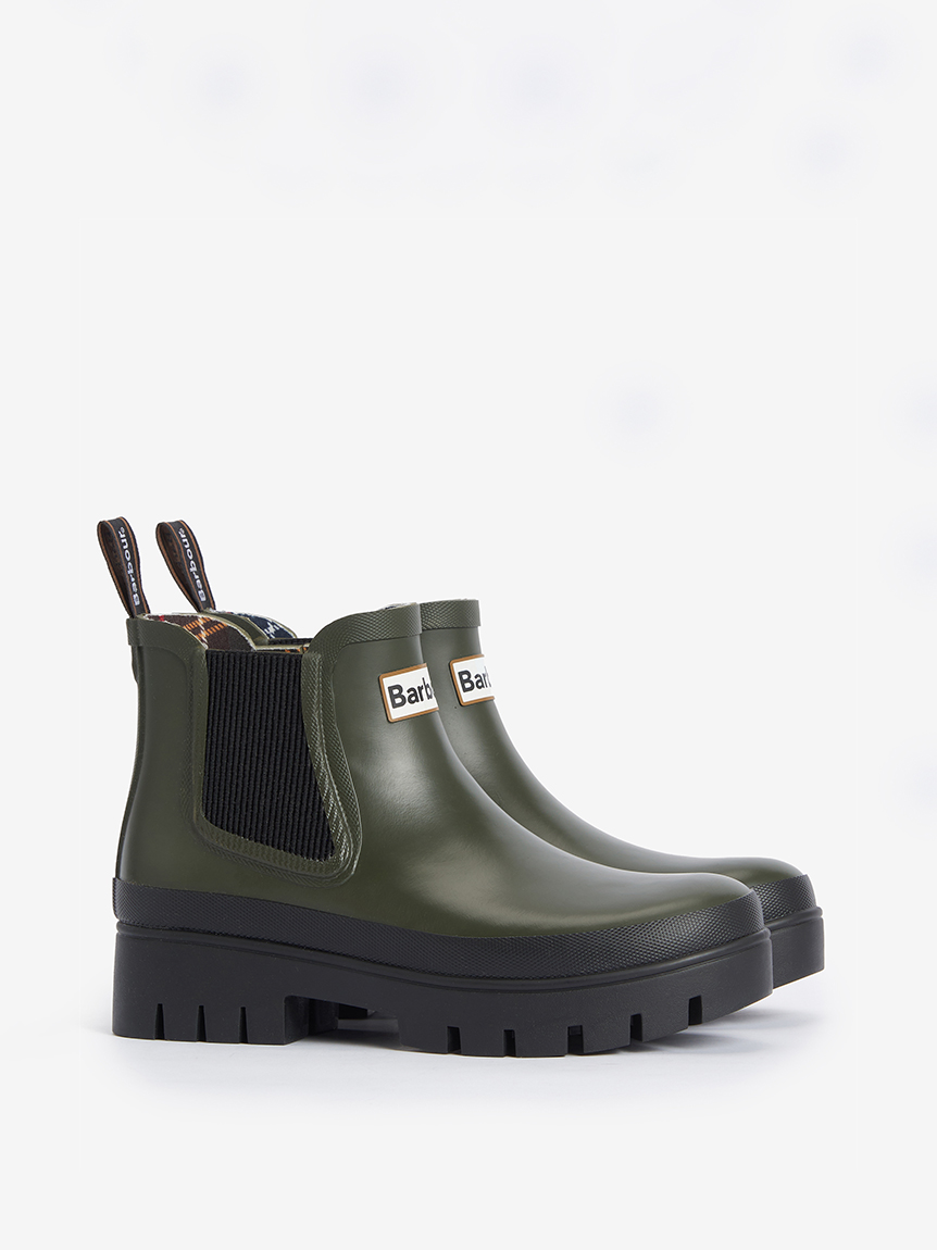 相棒は〈バブアー〉のレインブーツ。晴れやかな気持ちで過ごす雨の日