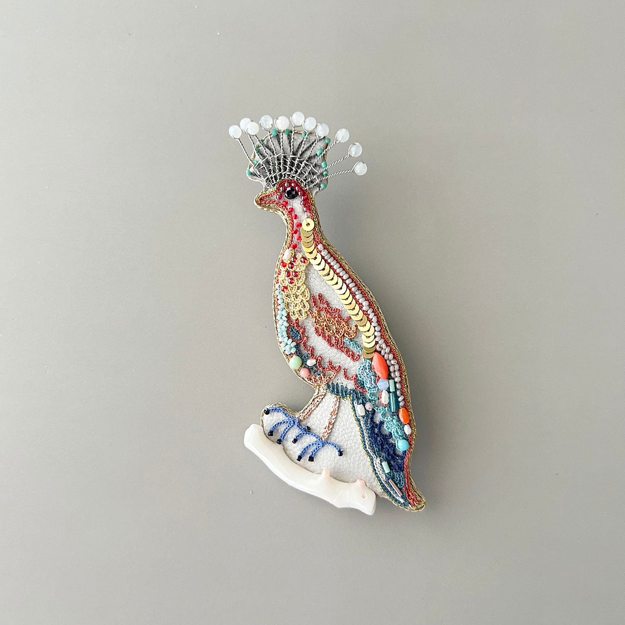 オフェリーの孔雀ブローチ 〈右向き〉 | Rika Ogasawara｜ 福岡