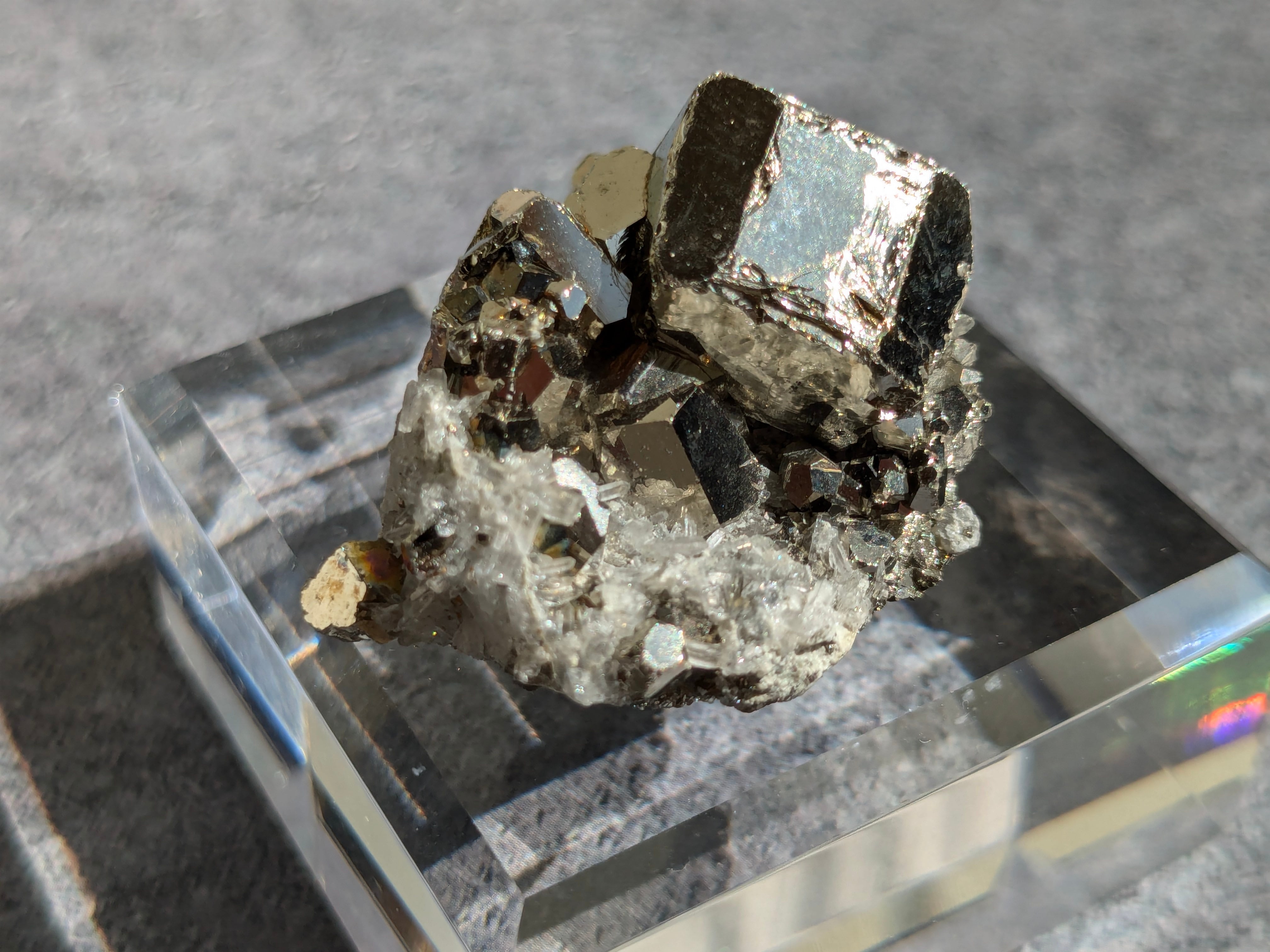 天然石*黄鉄鉱*パイライト*水晶共生*原石*台座付き | eimy_nature