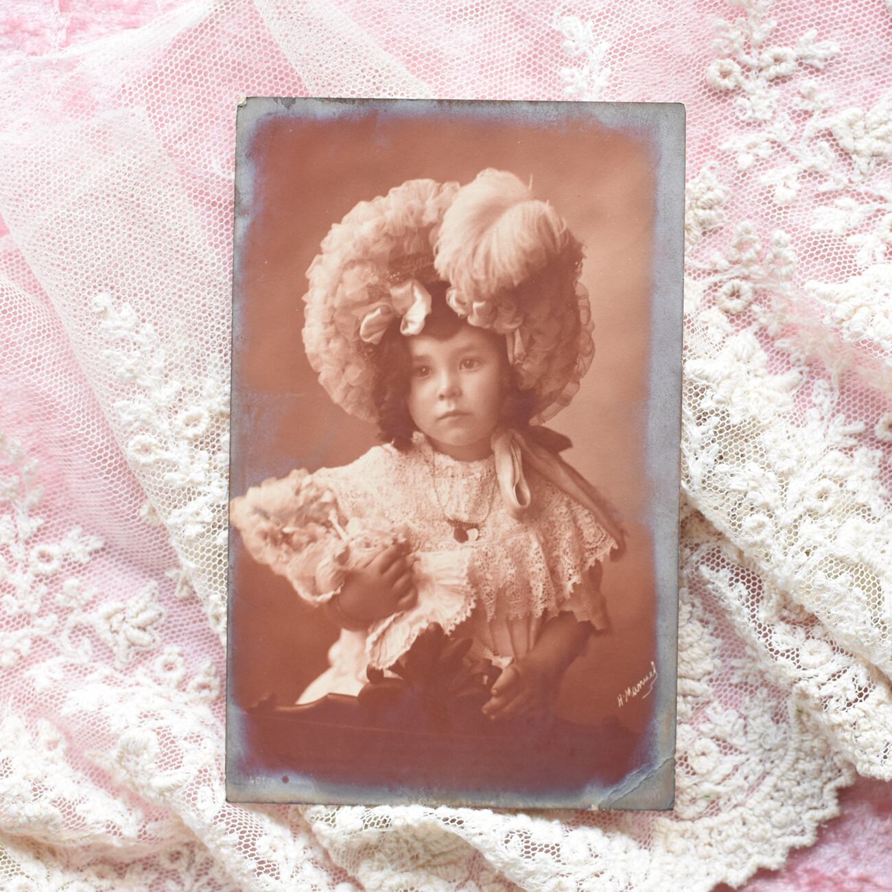 Antique postcard お人形のような少女とお人形 H.Manuel France P129