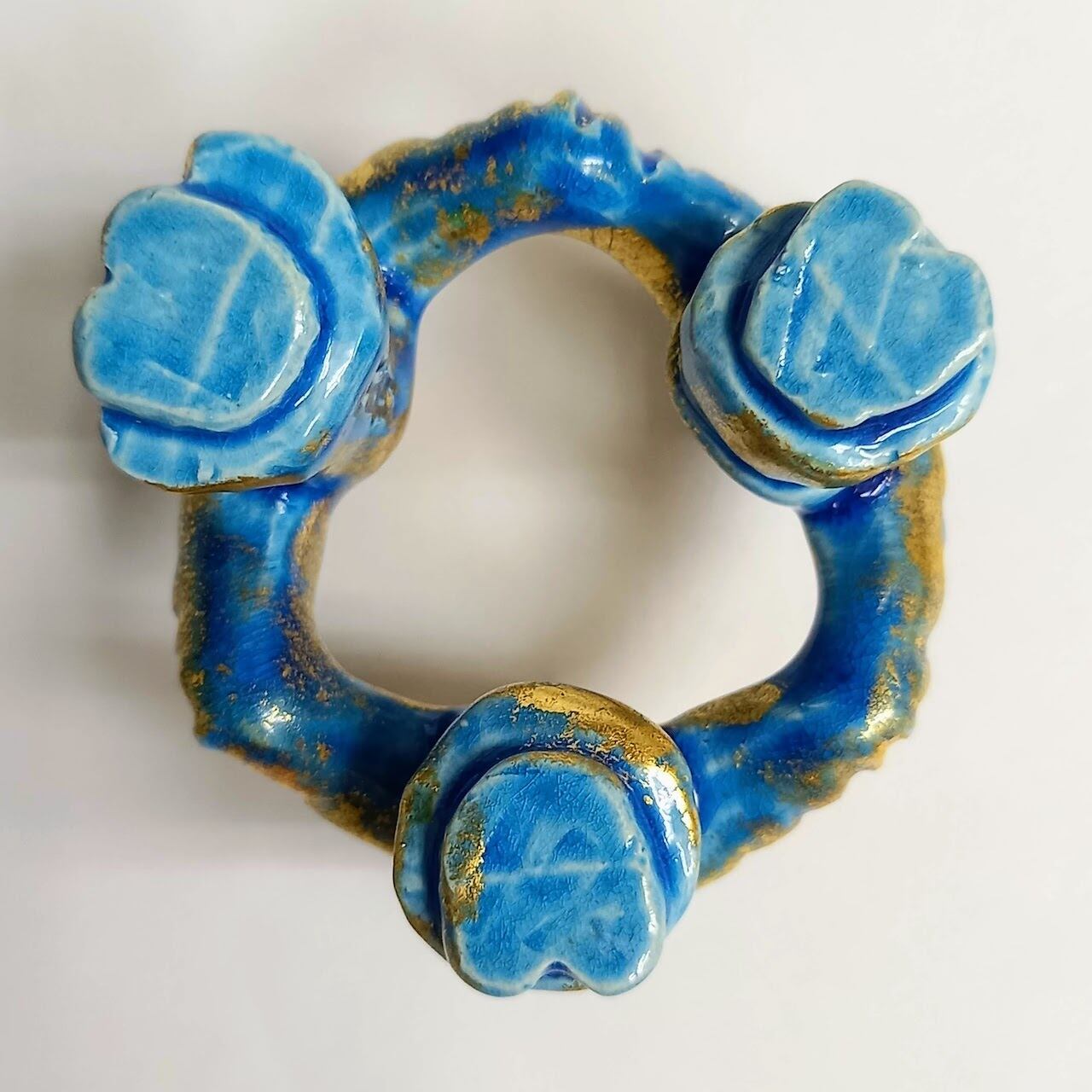 新古】浅黄交趾 三ツ人形蓋置 小峠葛芳 共箱入 HTK004 | 錦玉堂