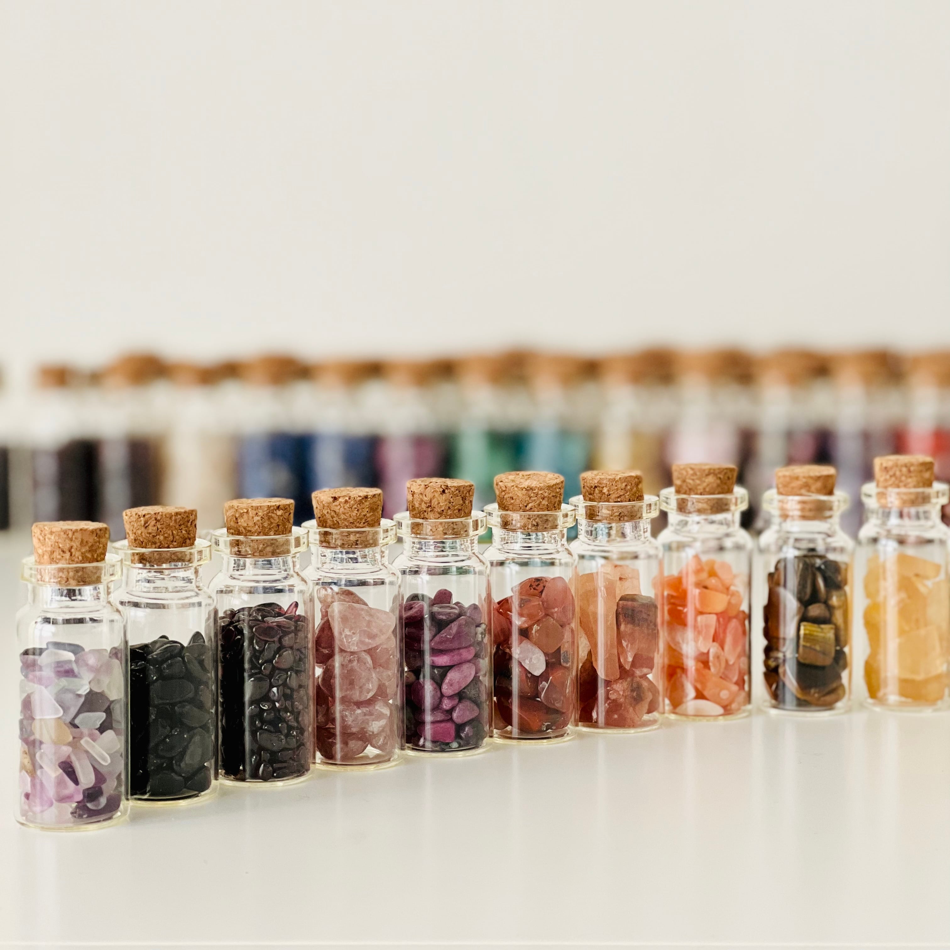 20種類の天然石チップ＊コルク栓小瓶詰め合わせ＊さざれ＊天然石の