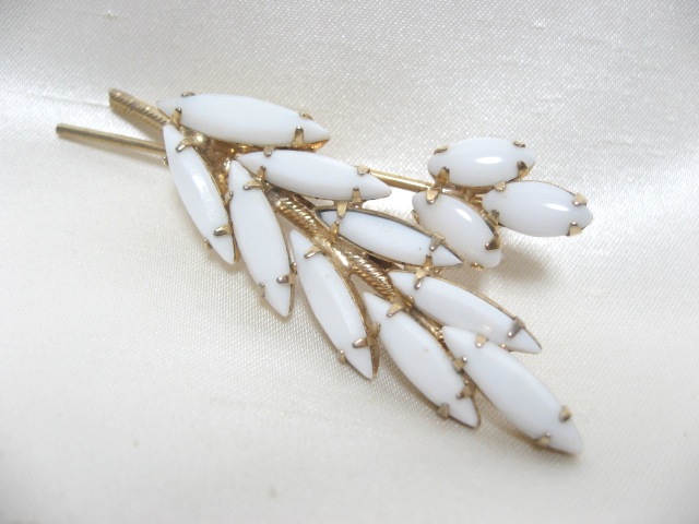 ミルクガラスのブローチ(ヴィンテージ) - アンティークアクセサリー