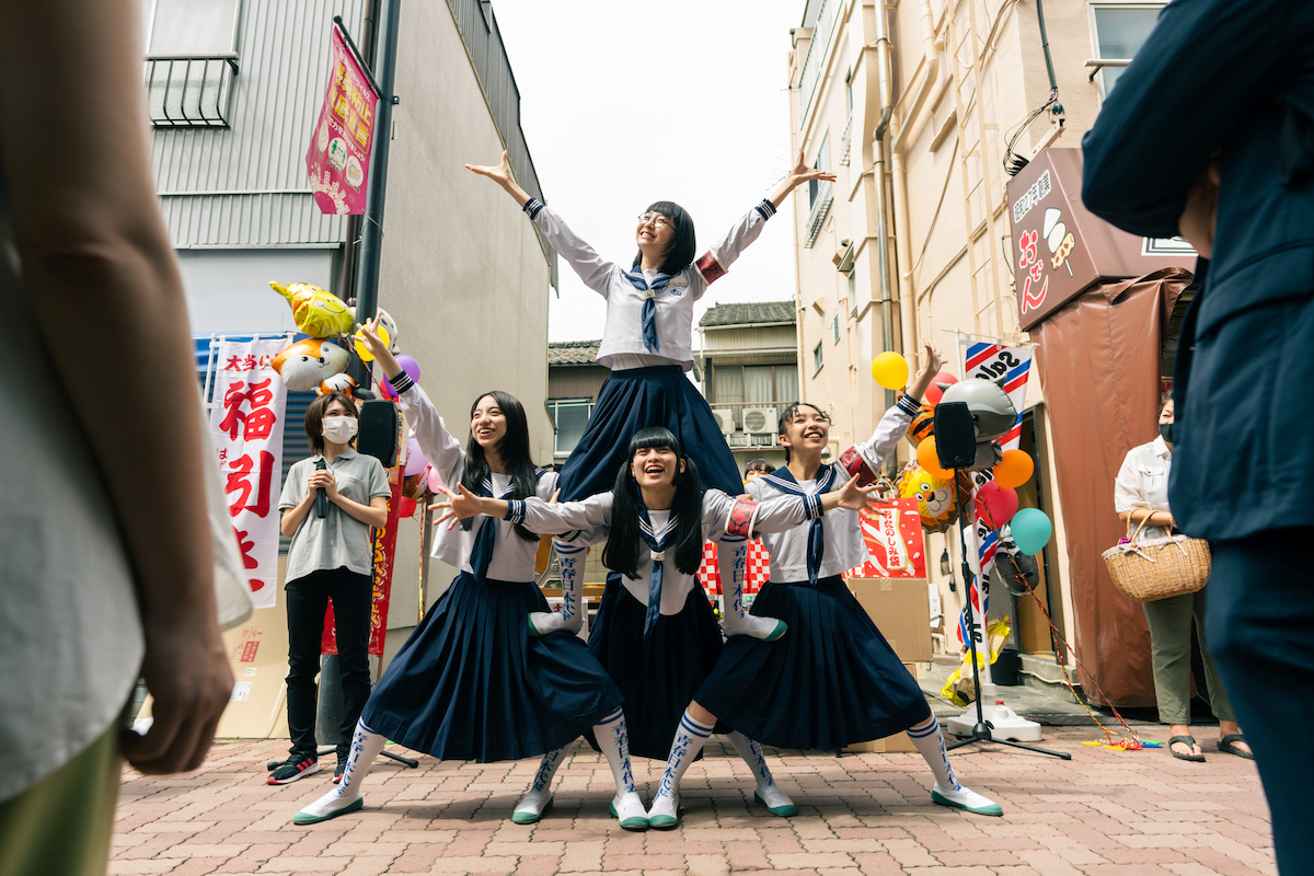 映画『ベイビーわるきゅーれ 2ベイビー』ゆるさ全開の玄関シーン公開