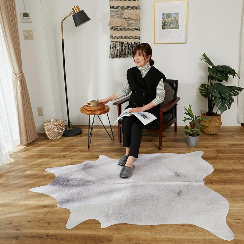 手洗いできる！リアルな牛革のアニマルプリントラグ『フェイク