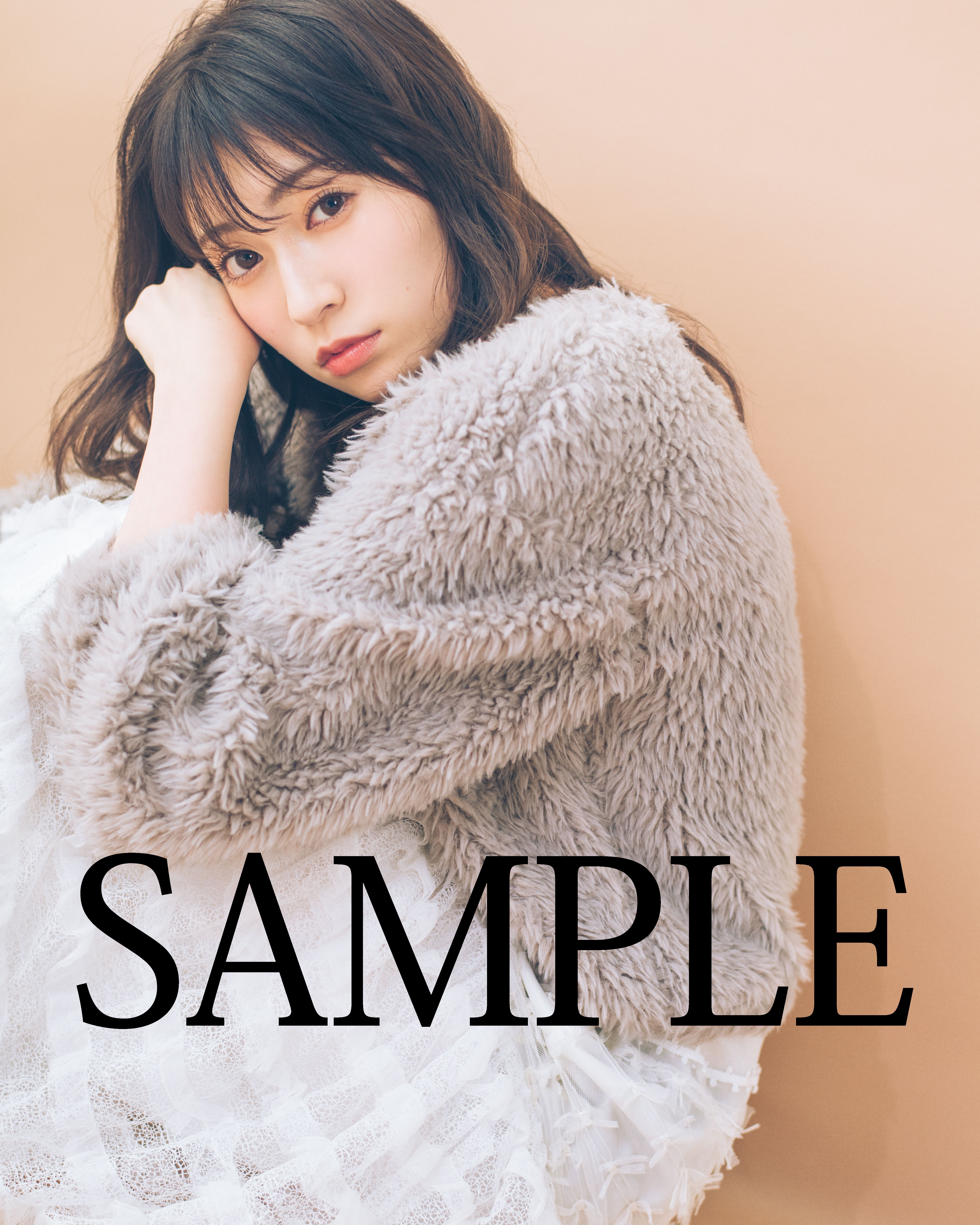 限定特典つき！吉田朱里さんフォトブックを全国のファミリーマートで大