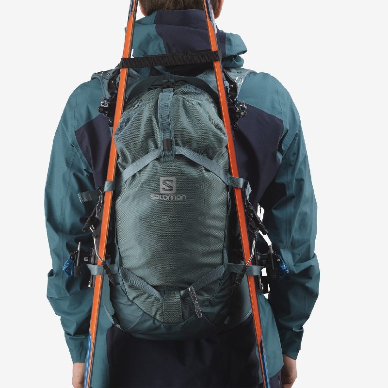 ユニークなデザインで街使いでもクールに担げるスノーリュック