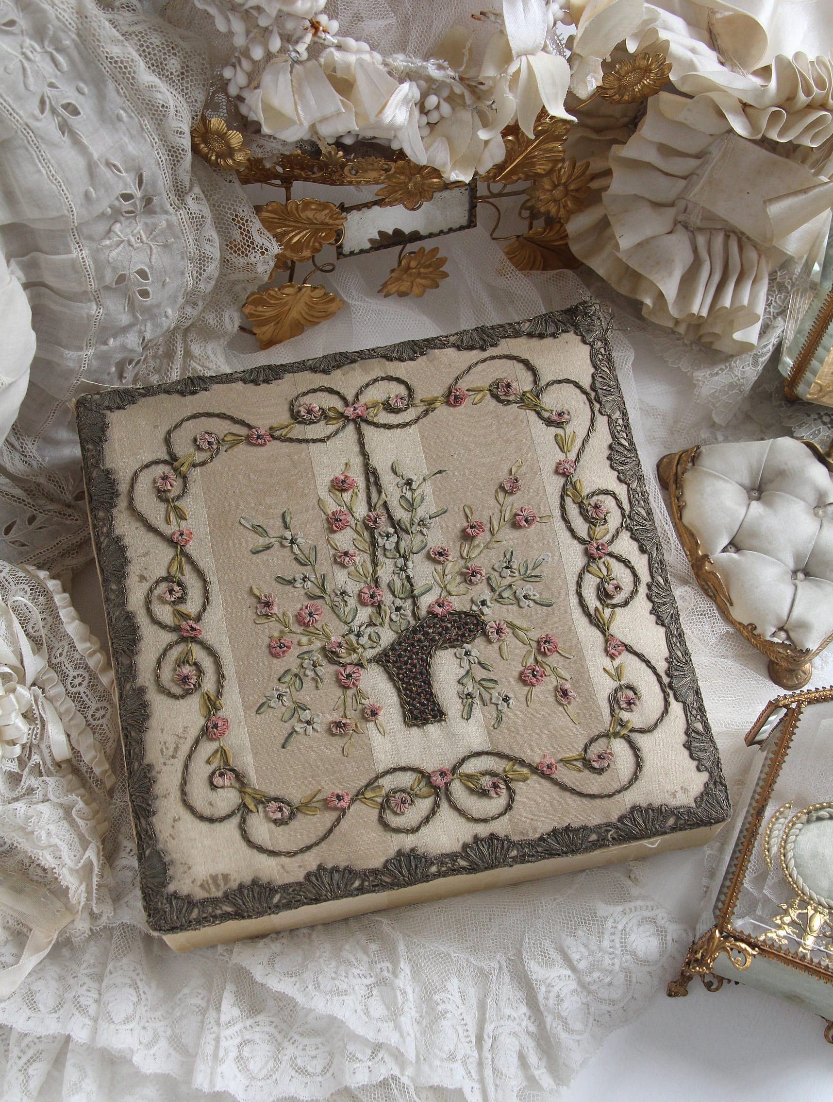 リボン刺繍＆花かごのアンティークカルトナージュボックス | Ô BEL