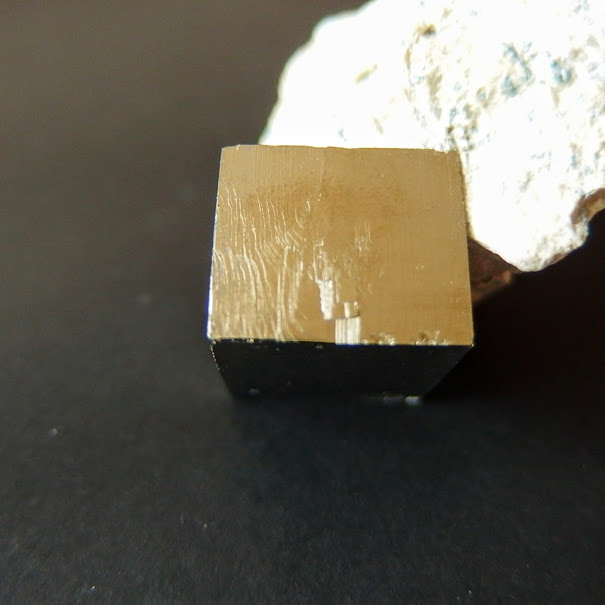 キュービック・パイライト母岩付 スペイン産 56g/ 鉱物・原石