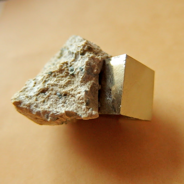 キュービック・パイライト母岩付 スペイン産 56g/ 鉱物・原石