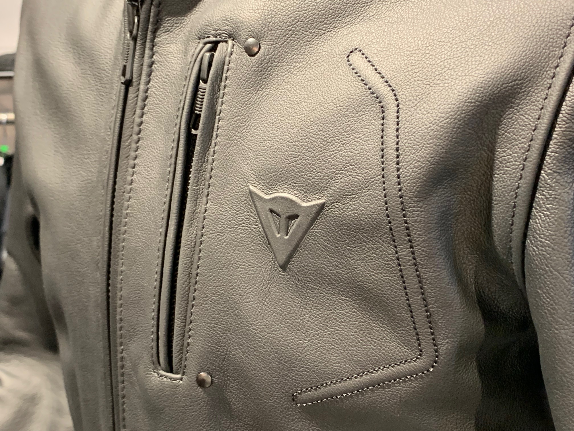 快適性を高めるテクノロジーを搭載したレザージャケット【FULCRO】