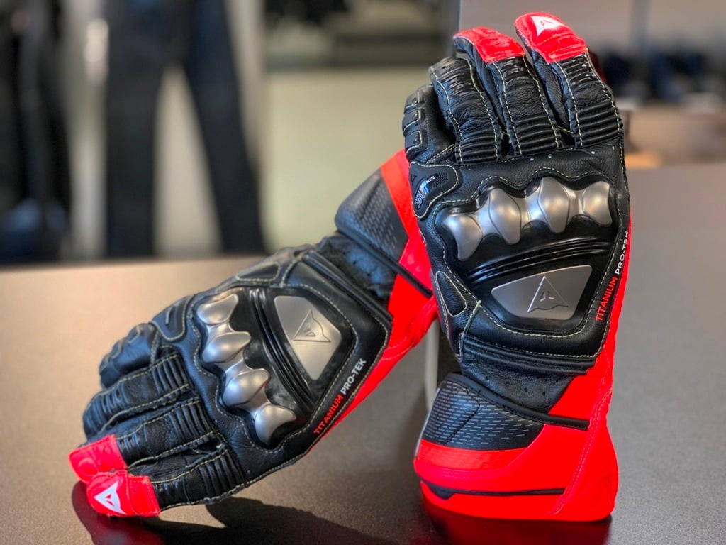 新しいデザインとなったダイネーゼ最高峰のレーシンググローブ【FULL