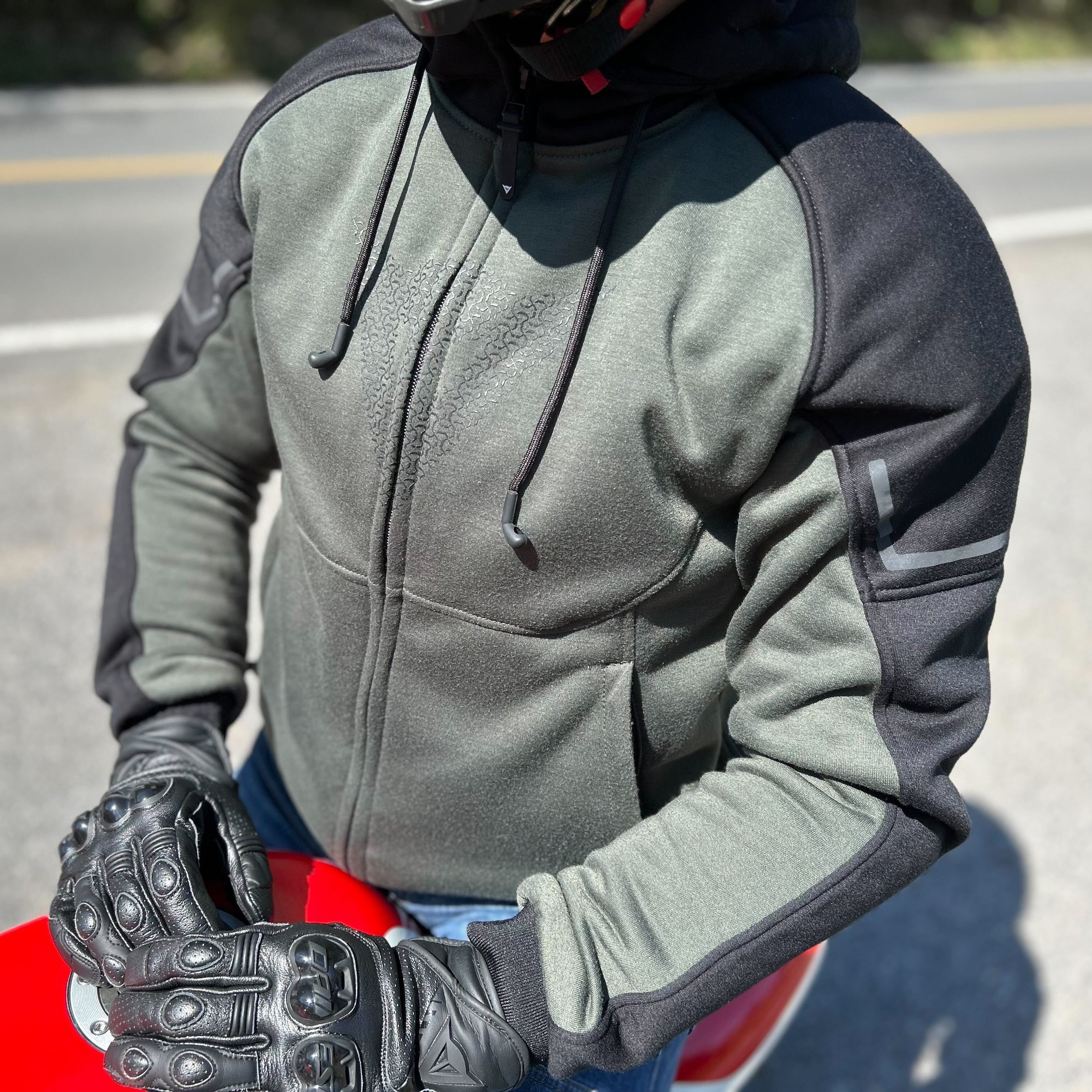 バイク用ジャケットの安全性とカジュアルなスタイルを両立 