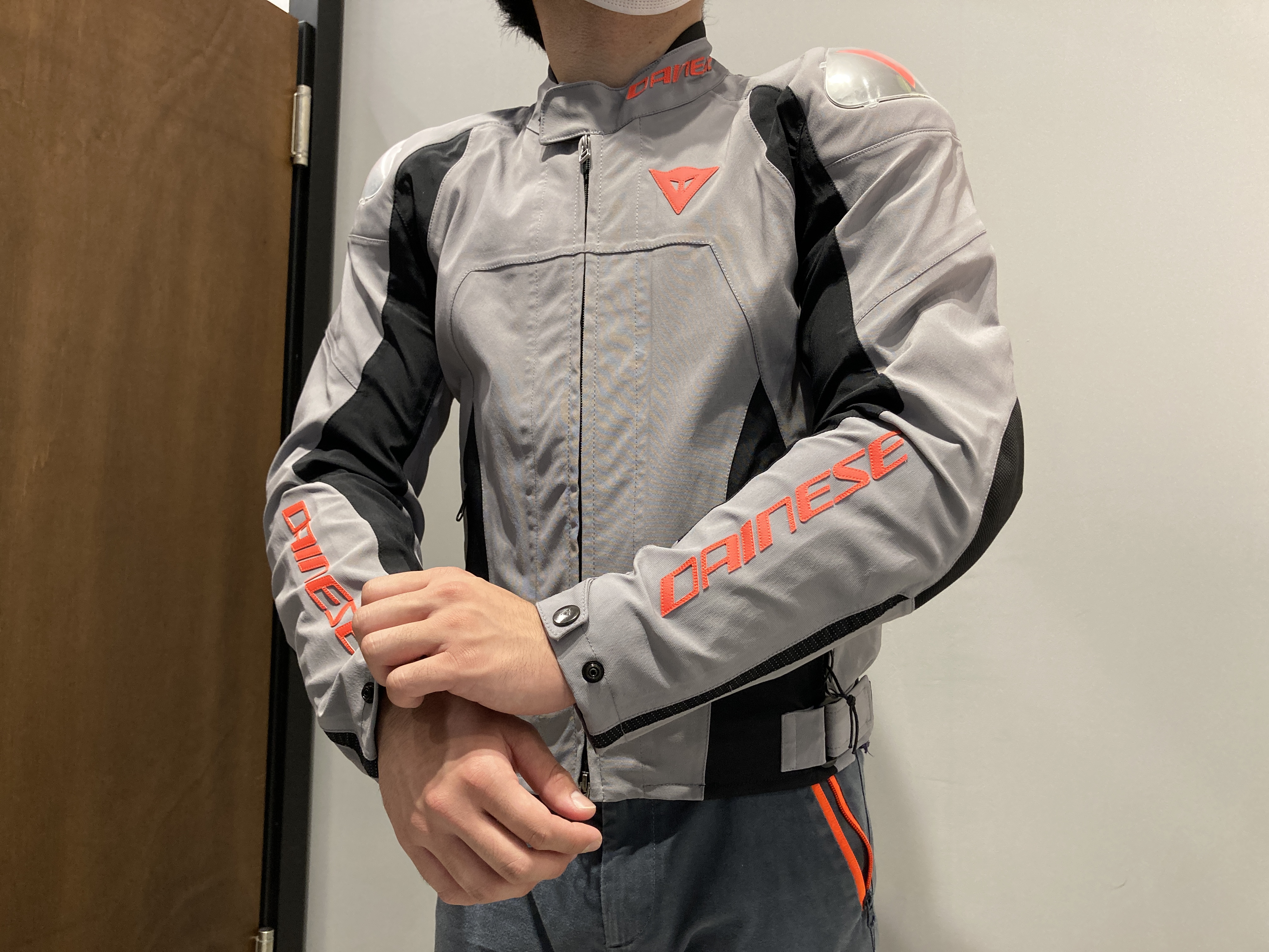 トップグレードの防水ジャケットをストリートで