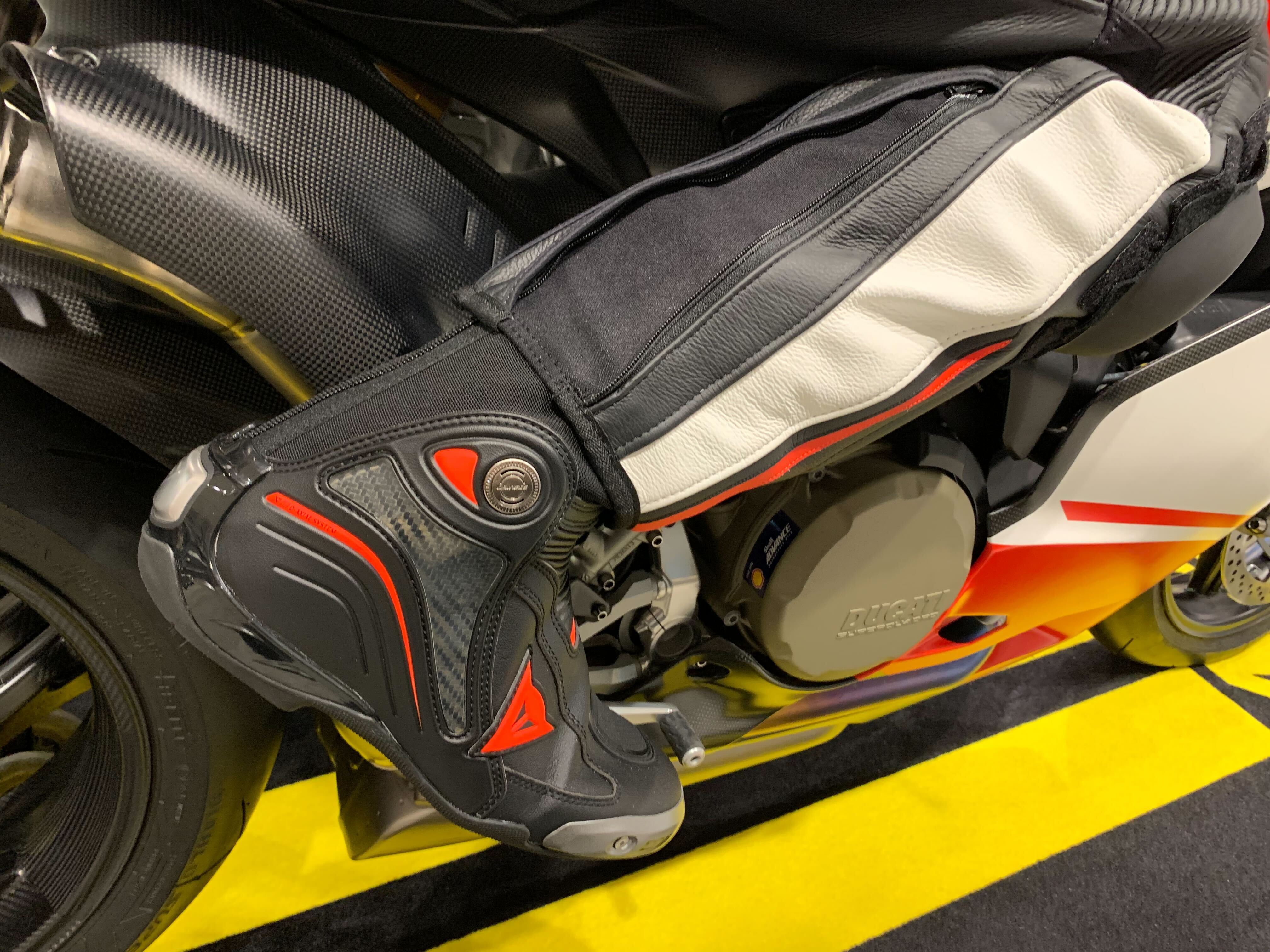 高い動きやすさと安全性を両立したレザーパンツ