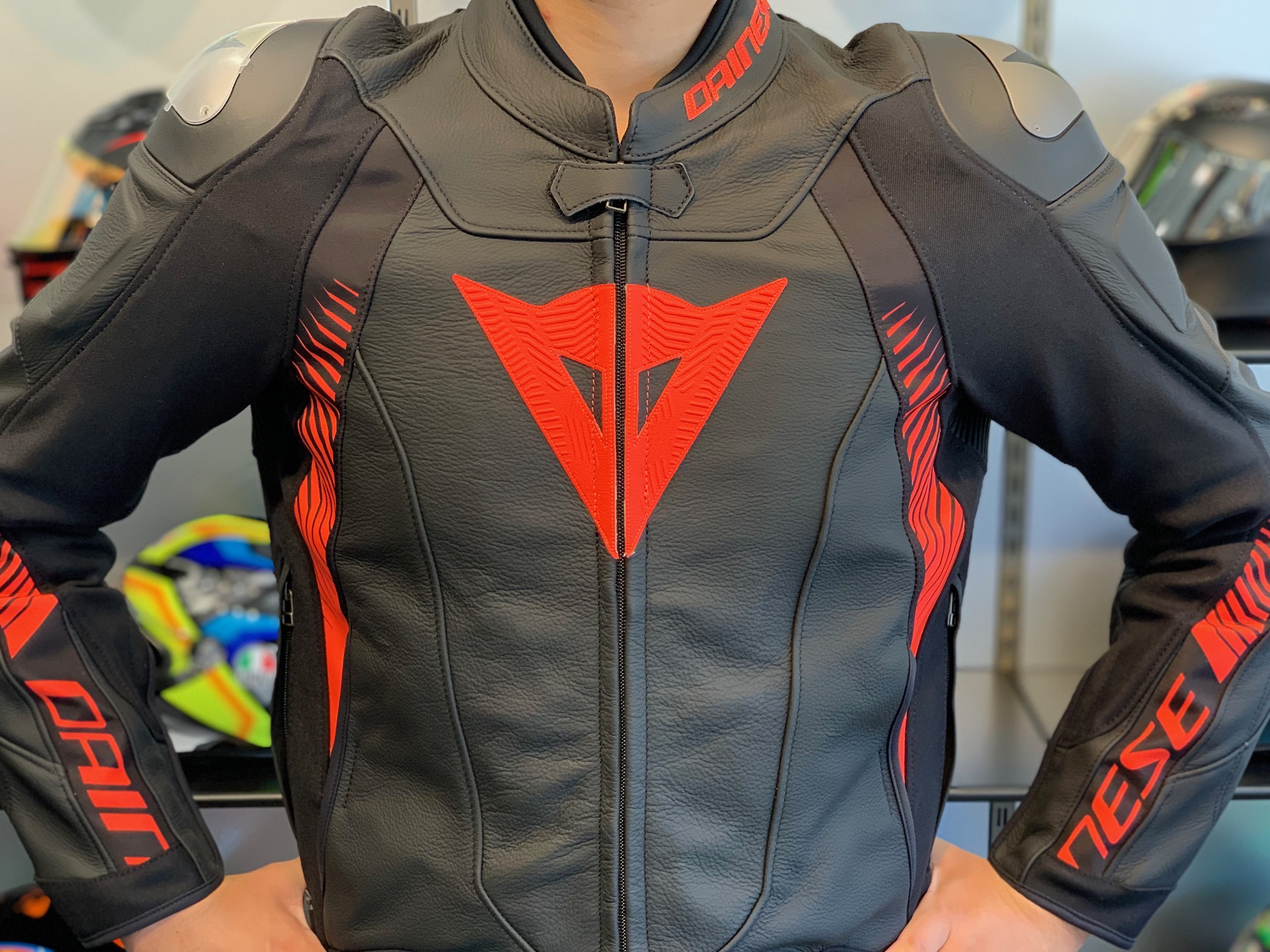 ダイネーゼレッドを基調としたスタッフお勧めのジャケット