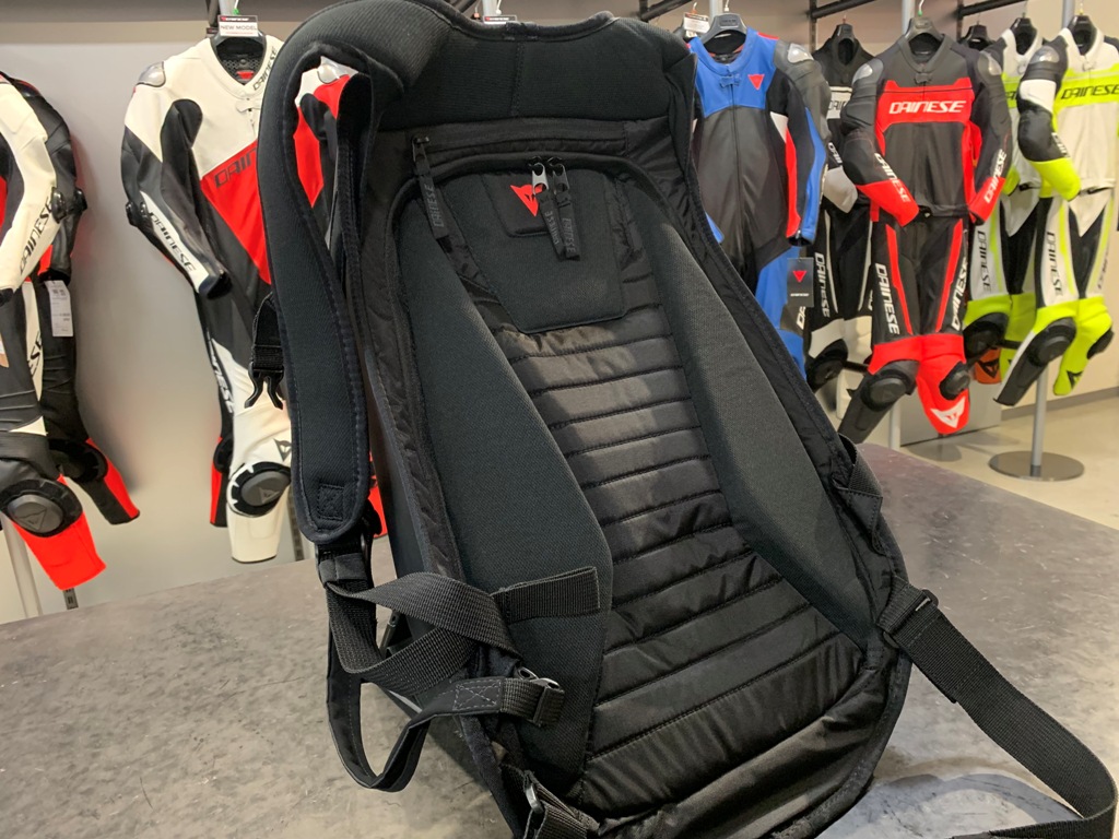 荷物の持ち運びに便利な『BACKPACK』