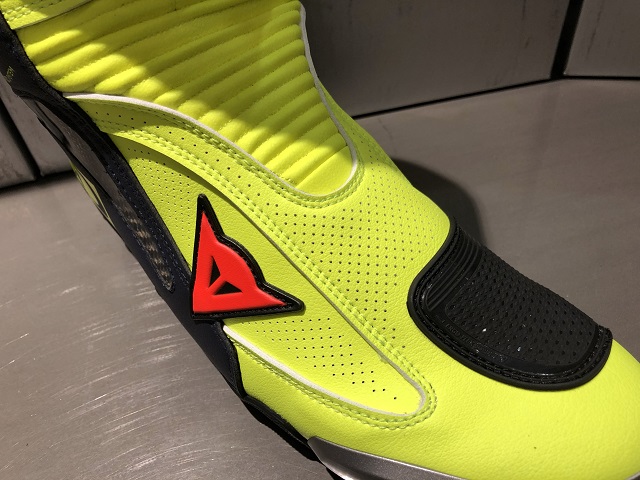 ダイネーゼが誇る究極のレーシングブーツに待望の”バレンティーノ