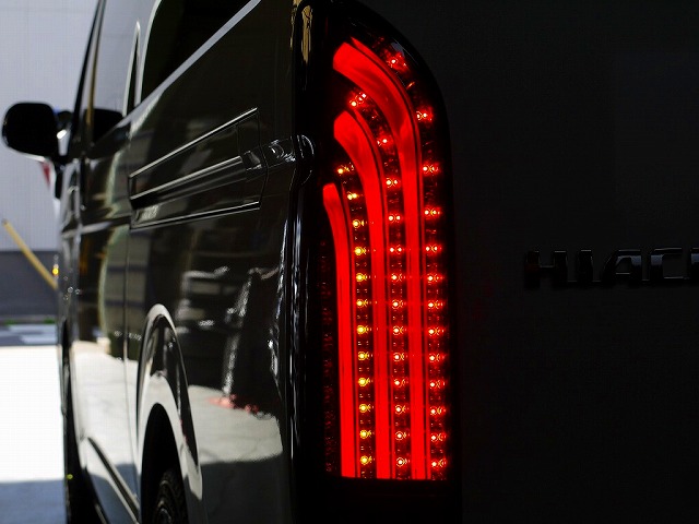 200系ハイエース用 新型デザインLEDテール 415コブラ