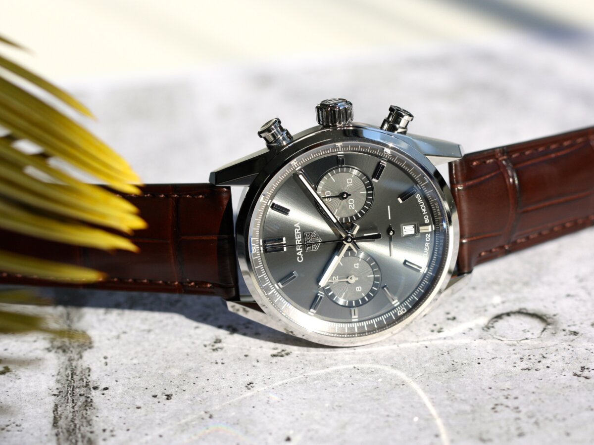 タグ・ホイヤー グレーのダイアルにブラウンのストラップでエレガント